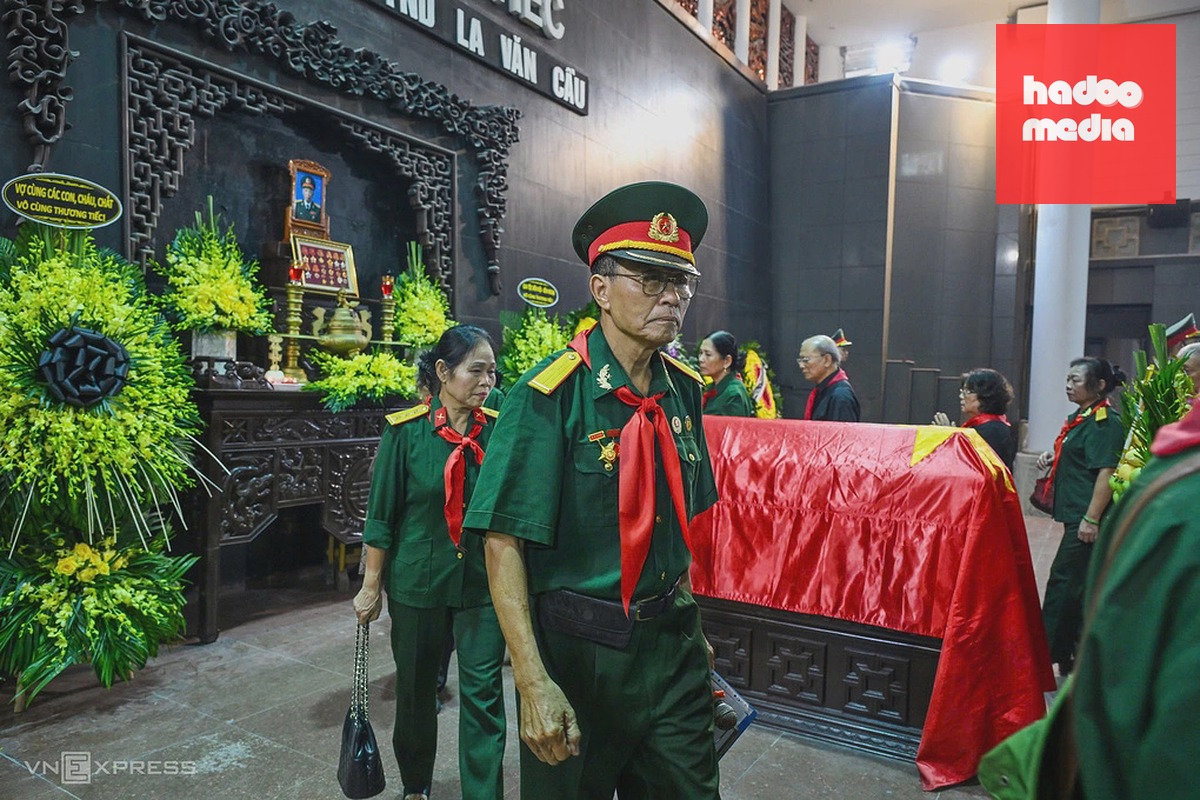 Đội thiếu niên tiền phong La Văn Cầu đến viếng ông. Ảnh: Giang Huy