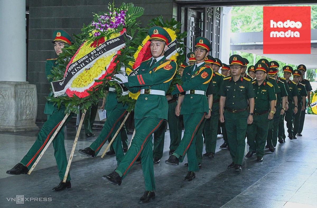 Đoàn Quân ủy Trung ương - Bộ Quốc phòng viếng đại tá, anh hùng La Văn Cầu. Ảnh: Giang Huy