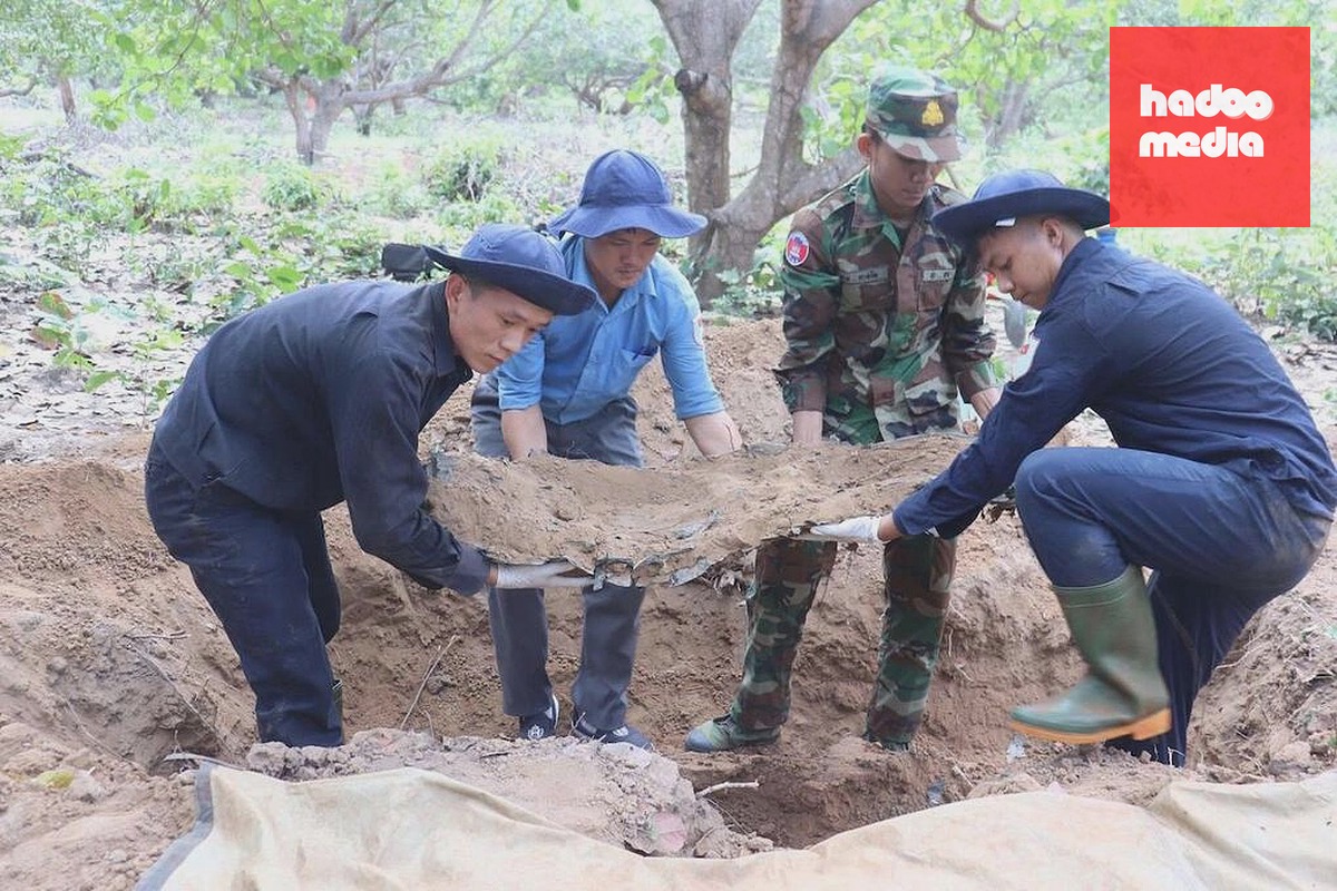 Các thành viên đội K72 cất bốc hài cốt quân tình nguyện, chuyên gia Việt Nam hy sinh trên đất Campuchia. Ảnh: Thái Hà