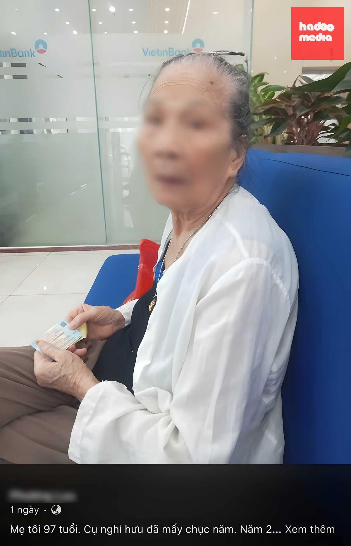 Hình ảnh cụ B. (97 tuổi) đợi ở ngân hàng để chờ phường Kim Liên chuyển chế độ hằng tháng vào tài khoản ngân hàng từ 8h sáng, nhưng đến hơn 15h chiều mới được xử lý - Ảnh: NVCC