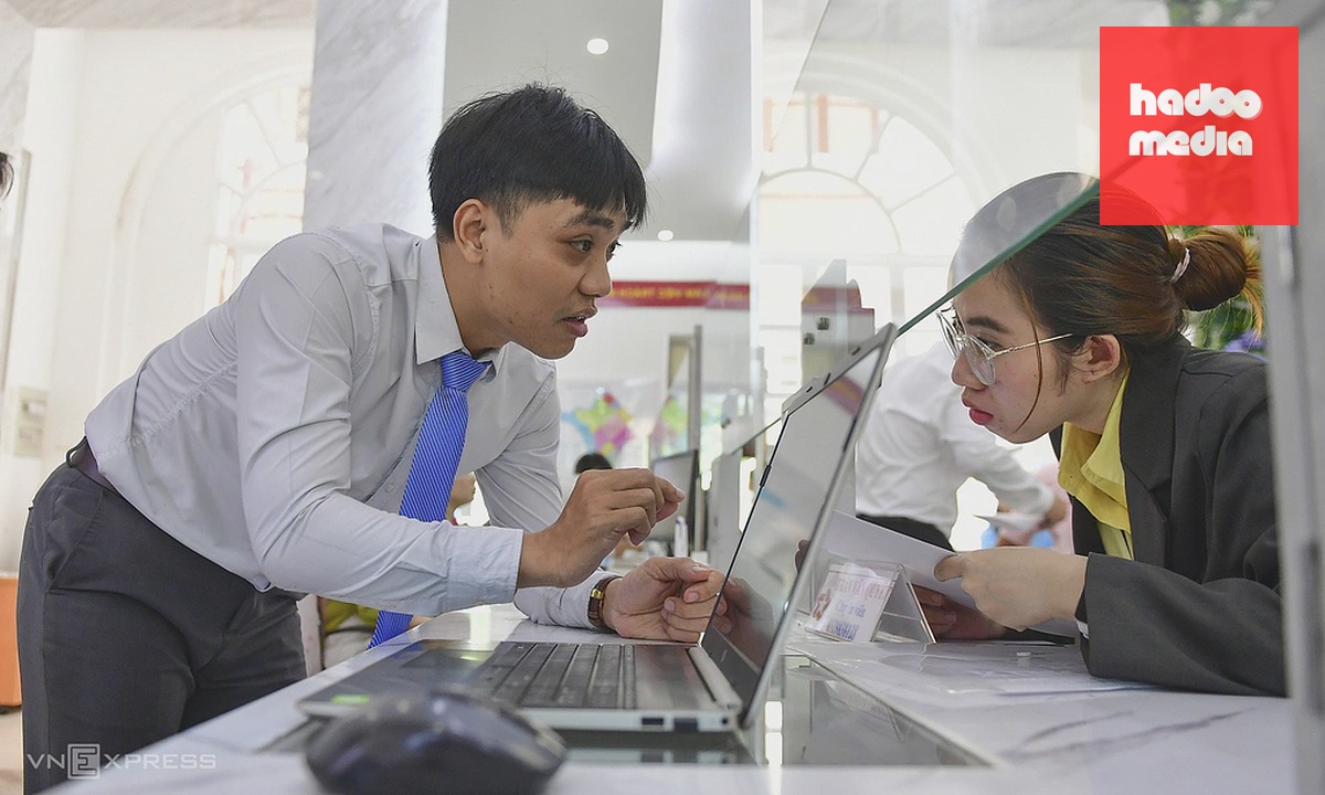 Người dân làm thủ tục hành chính tại phường Sài Gòn, TP HCM sáng 1/7. Ảnh: Thanh Tùng