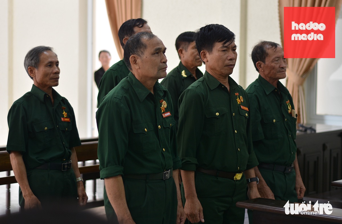 Các bị cáo nghe tòa phúc thẩm lần 3 tuyên án - Ảnh: ĐỨC TRONG
