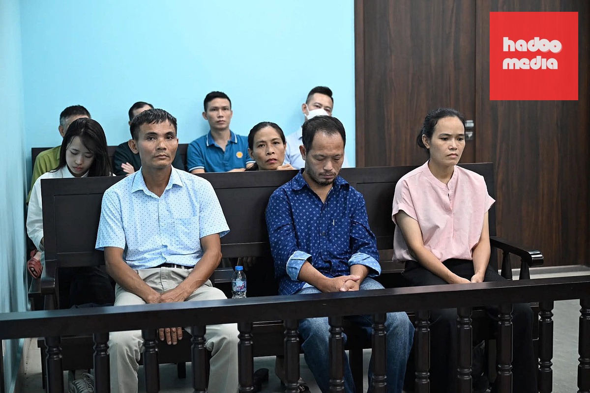 Mẹ và bố của nữ sinh (ngoài cùng bìa phải) tại phiên tòa - Ảnh: THÂN HOÀNG