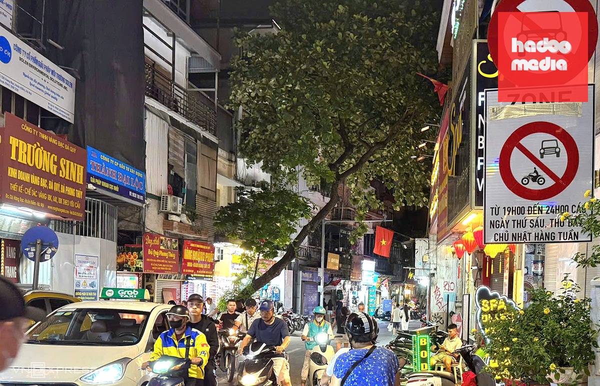 Biển báo tuyến phố thực hiện thí điểm vùng phát thải thấp (zone) tại phố Hàng Bạc. Ảnh: Giang Huy