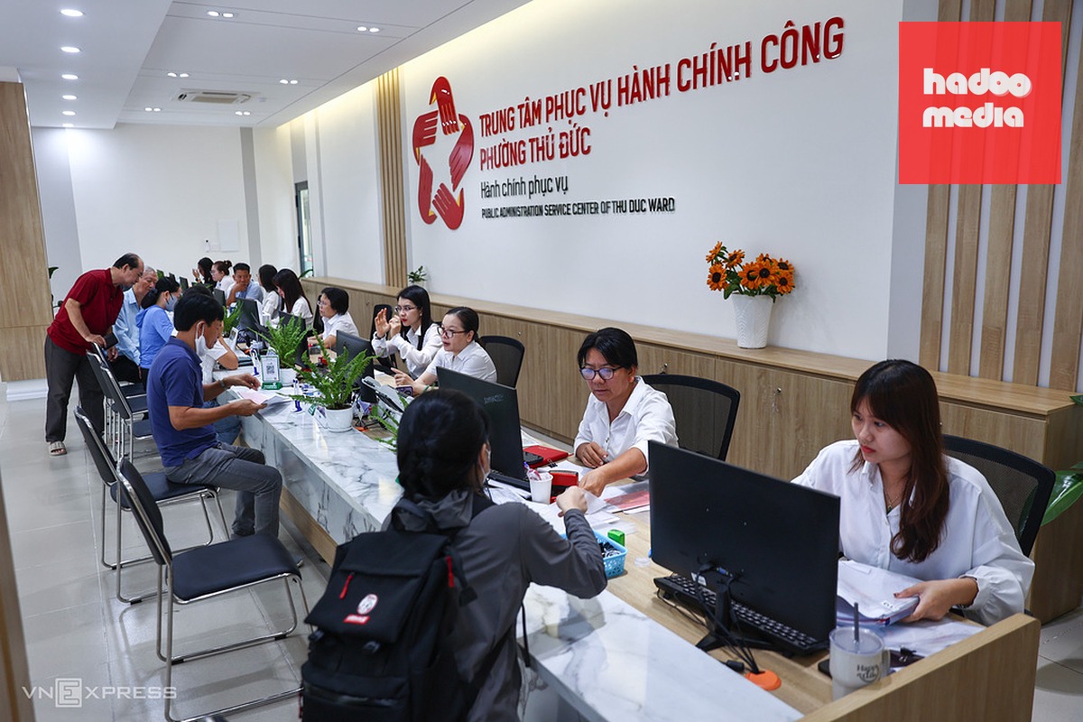 Cán bộ giải quyết thủ tục hành chính cho người dân tại Trung tâm hành chính công phường Thủ Đức, TP HCM, tháng 7/2025. Ảnh: Quỳnh Trần