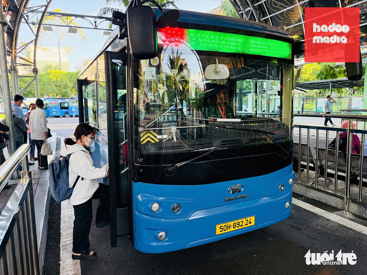 Bạn Ngô Lê Thuỳ Linh (đang bước lên xe) cho biết rất vui khi thành phố có chính sách miễn phí cho người dân. Thuỳ Linh cũng tra cứu tuyến xe để đi lại khi lên thành phố qua ứng ứng dụng Multigo - Ảnh: LÊ PHAN