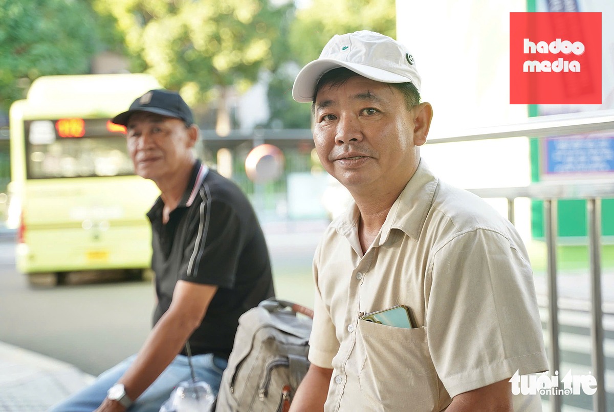 Ông Đỗ Bá Châu (ngụ phường Gò Vấp, TP.HCM) bày tỏ mong muốn tuyến xe buýt 172 từ trung tâm TP.HCM đi Vũng Tàu cũng sẽ được miễn phí trong thời gian tới để phương tiện công cộng trở thành lựa chọn ưu tiên của mọi người - Ảnh: THUẬN VĂN