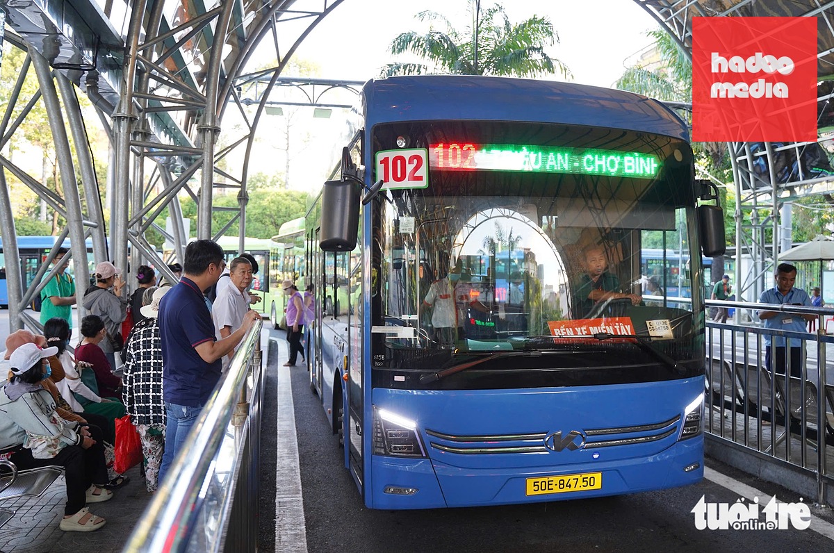 Người dân đón xe tại bến xe buýt Sài Gòn sáng 1-7 - Ảnh: LÊ PHAN