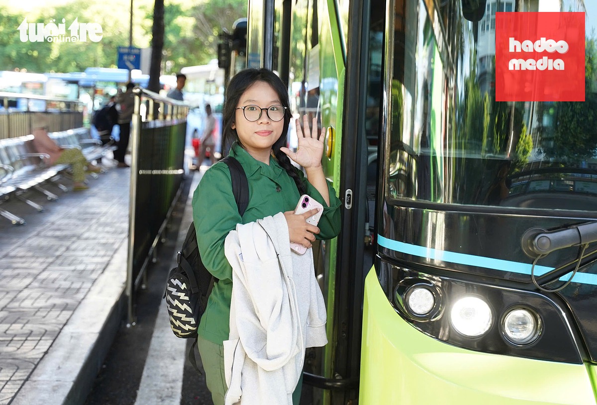Sinh viên Ngô Nguyễn Huỳnh Như cho biết xe buýt là phương tiện đi lại chính để đến trường.  Mỗi sáng, Huỳnh Như đón tuyến xe buýt 72 từ Nhà Bè đến Công viên 23-9, sau đó chuyển sang tuyến D4 để đến trường ở Thủ Đức.  'Mỗi ngày cả đi và về em đi 4 chuyến xe buýt. Việc miễn phí vé giúp em tiết kiệm được một khoản chi phí. Chính sách cũng giúp ích rất nhiều cho các bạn học sinh, sinh viên...', Huỳnh Như chia sẻ - Ảnh: THUẬN VĂN