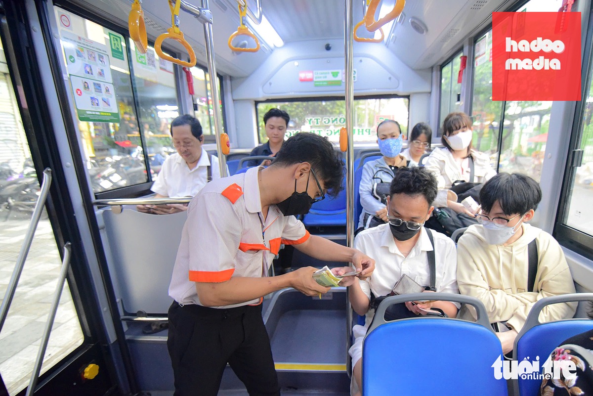 Từ hôm nay 1-7, người dân TP.HCM sẽ đi xe buýt miễn phí hoàn toàn. Ảnh chụp người dân trả tiền đi xe buýt trước ngày 1-7 - Ảnh: TRÍ ĐỨC