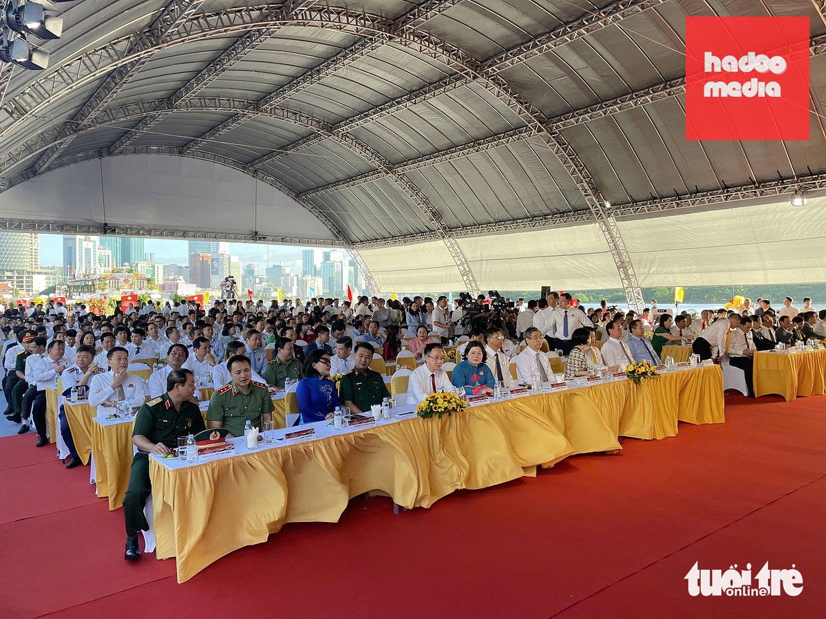 Các đại biểu dự lễ khởi công - Ảnh: CHÂU TUẤN