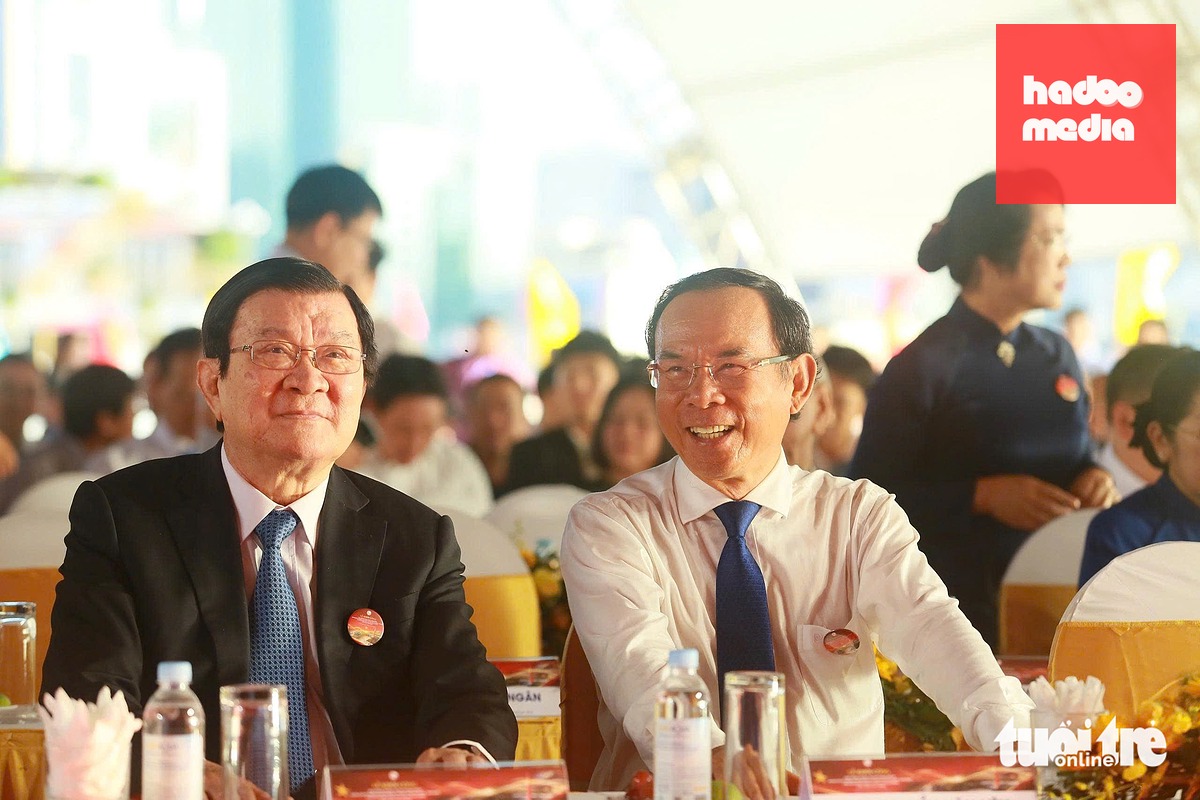 Nguyên Ủy viên Bộ Chính trị - nguyên Chủ tịch nước Trương Tấn Sang (bên trái); nguyên Ủy viên Bộ Chính trị - nguyên Bí thư Thành ủy TP.HCM Nguyễn Văn Nên dự lễ khởi công - Ảnh: CHÂU TUẤN