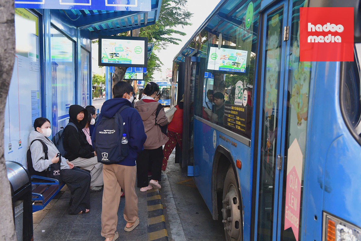 Ngày đầu miễn vé xe buýt tại TP HCM thu hút đông khách