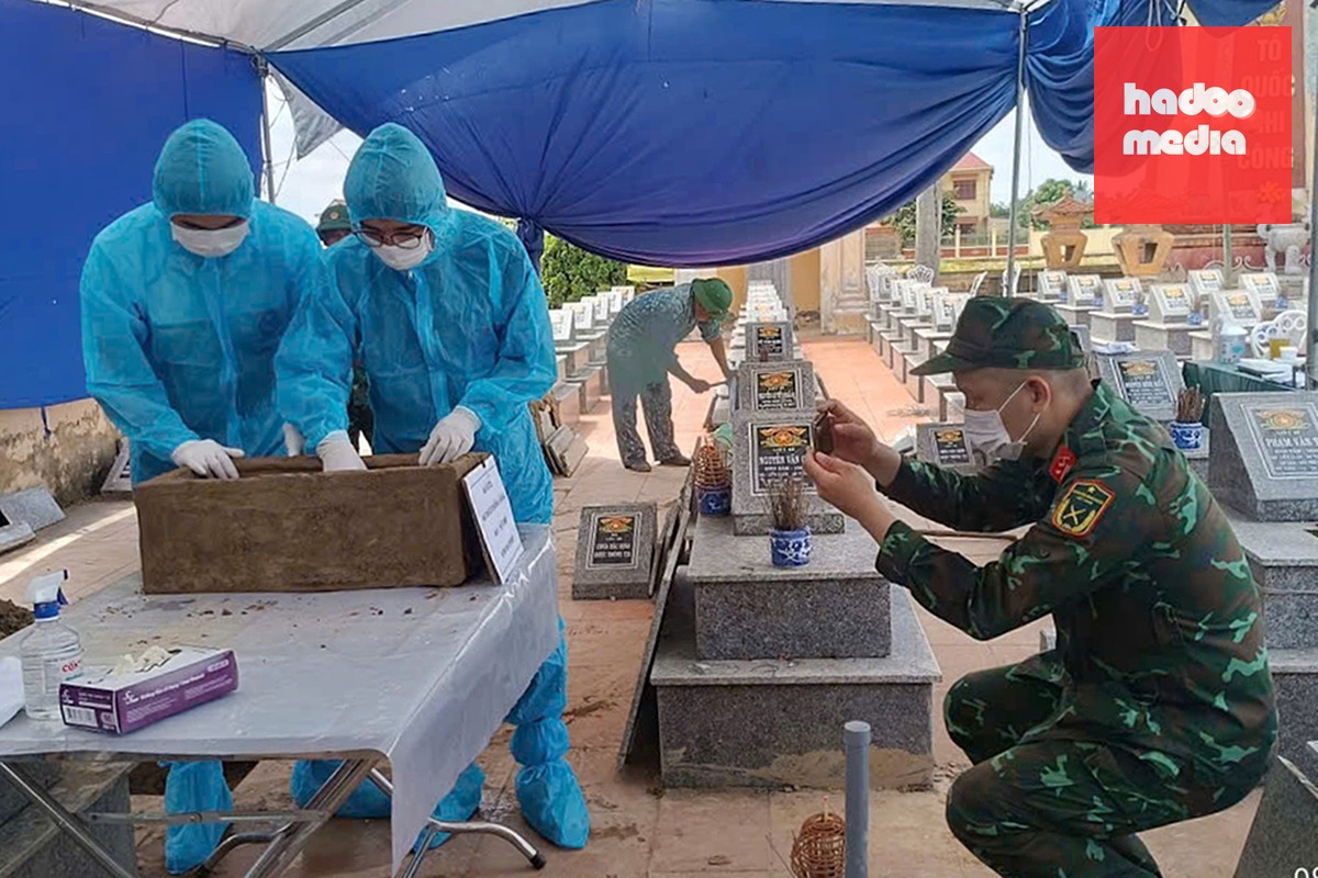 Kíp khai quật vừa lấy mẫu vừa chụp ảnh để số hóa định danh mẫu vật. Ảnh: Hoàng Hà