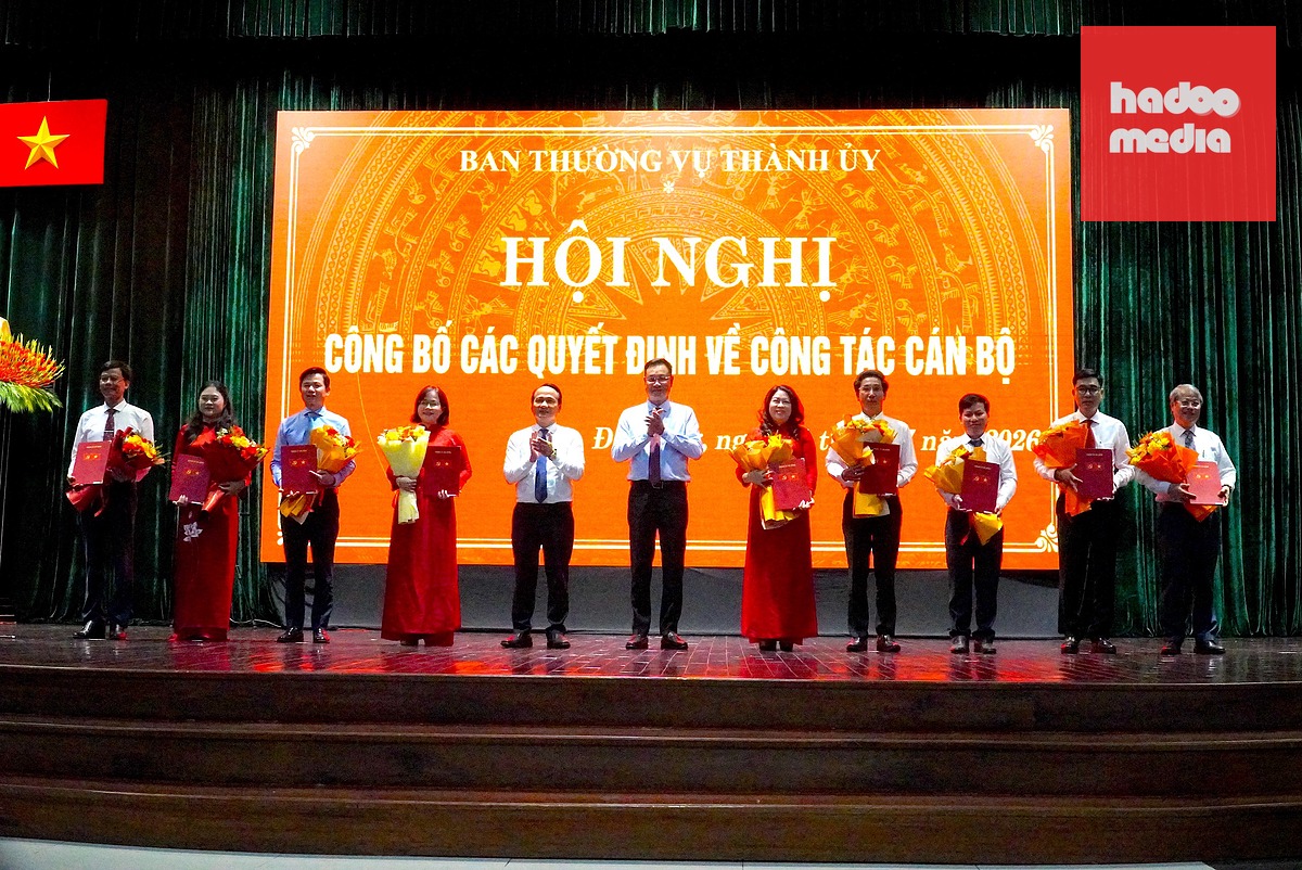 Lãnh đạo Thành ủy Đà Nẵng trao quyết định cho các cán bộ - Ảnh: TRƯỜNG TRUNG