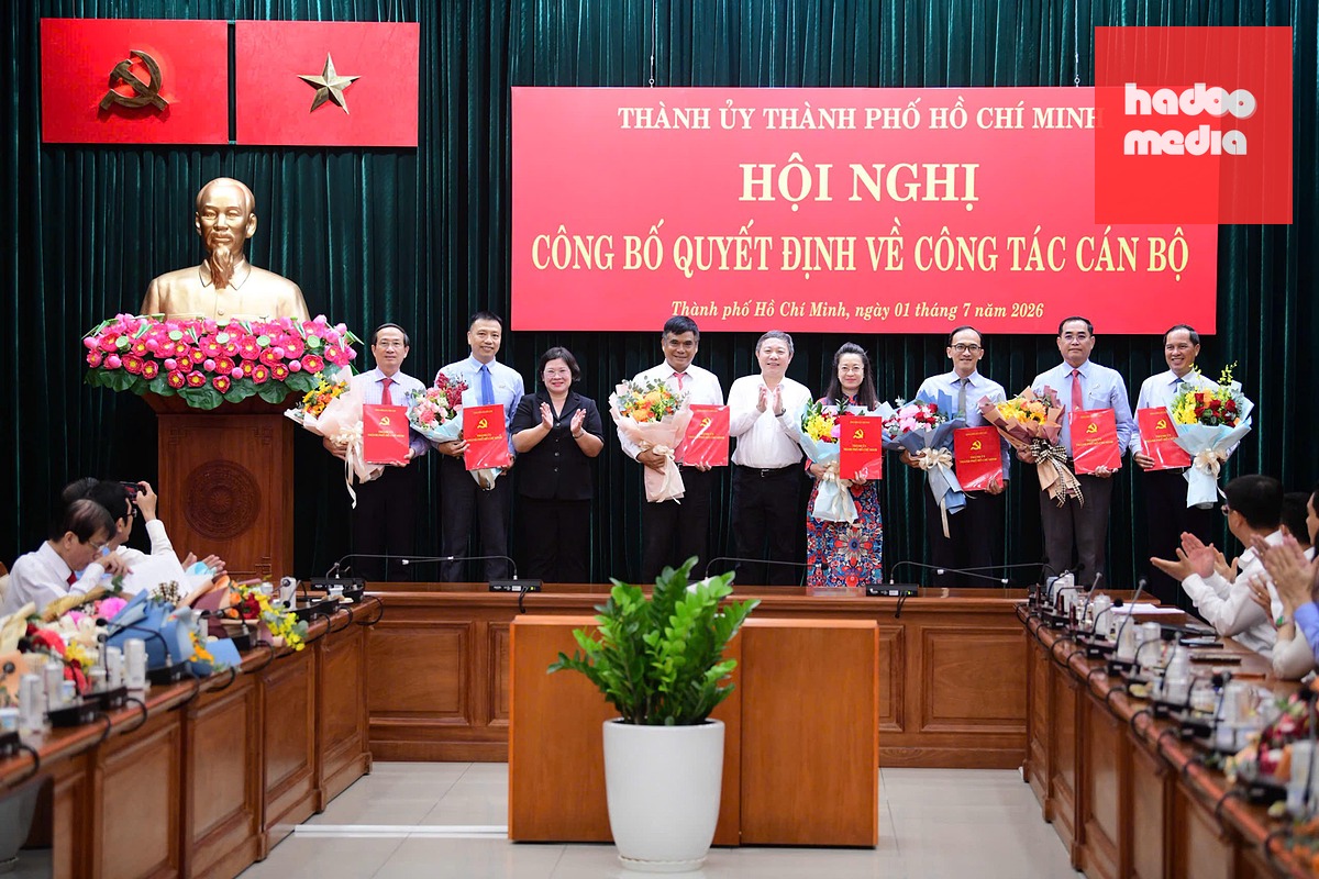Phó bí thư Thành ủy Văn Thị Bạch Tuyết, Trưởng Ban Tuyên giáo và Dân vận Thành ủy TP.HCM Dương Anh Đức trao quyết định cho ban lãnh đạo Đài Phát thanh và Truyền hình TP.HCM (HTV) - Ảnh: QUANG ĐỊNH