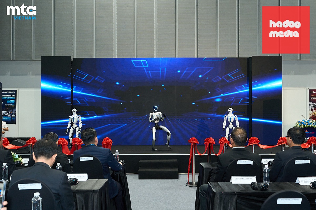 Màn trình diễn của các robot hình người mở màn lễ khai mạc Triển lãm quốc tế MTA Vietnam 2026 - Ảnh: BTC