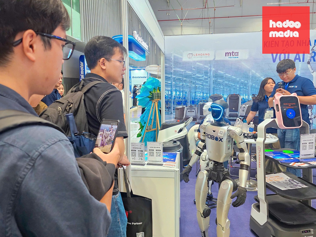 Mẫu robot hình người được giới thiệu tại triển lãm có giá từ khoảng 200 triệu đồng, tùy cấu hình và tính năng - Ảnh: NHẬT XUÂN