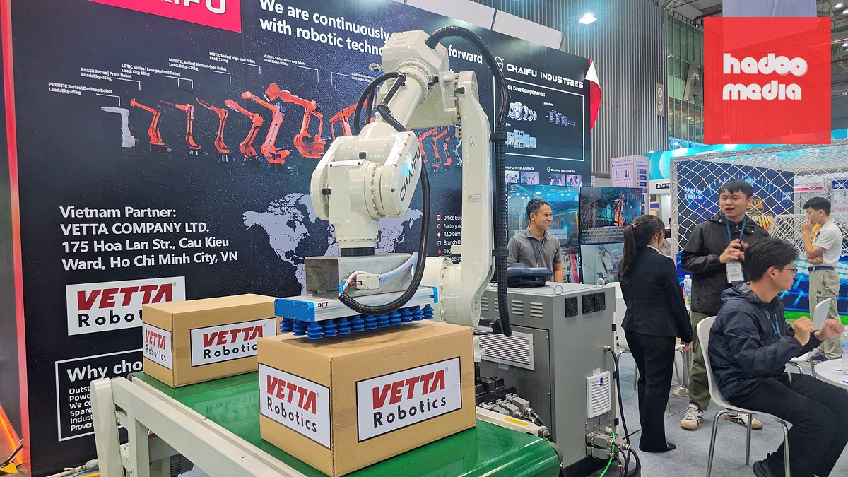 Cánh tay robot thực hiện thao tác mô phỏng tại gian hàng triển lãm - Ảnh: NHẬT XUÂN