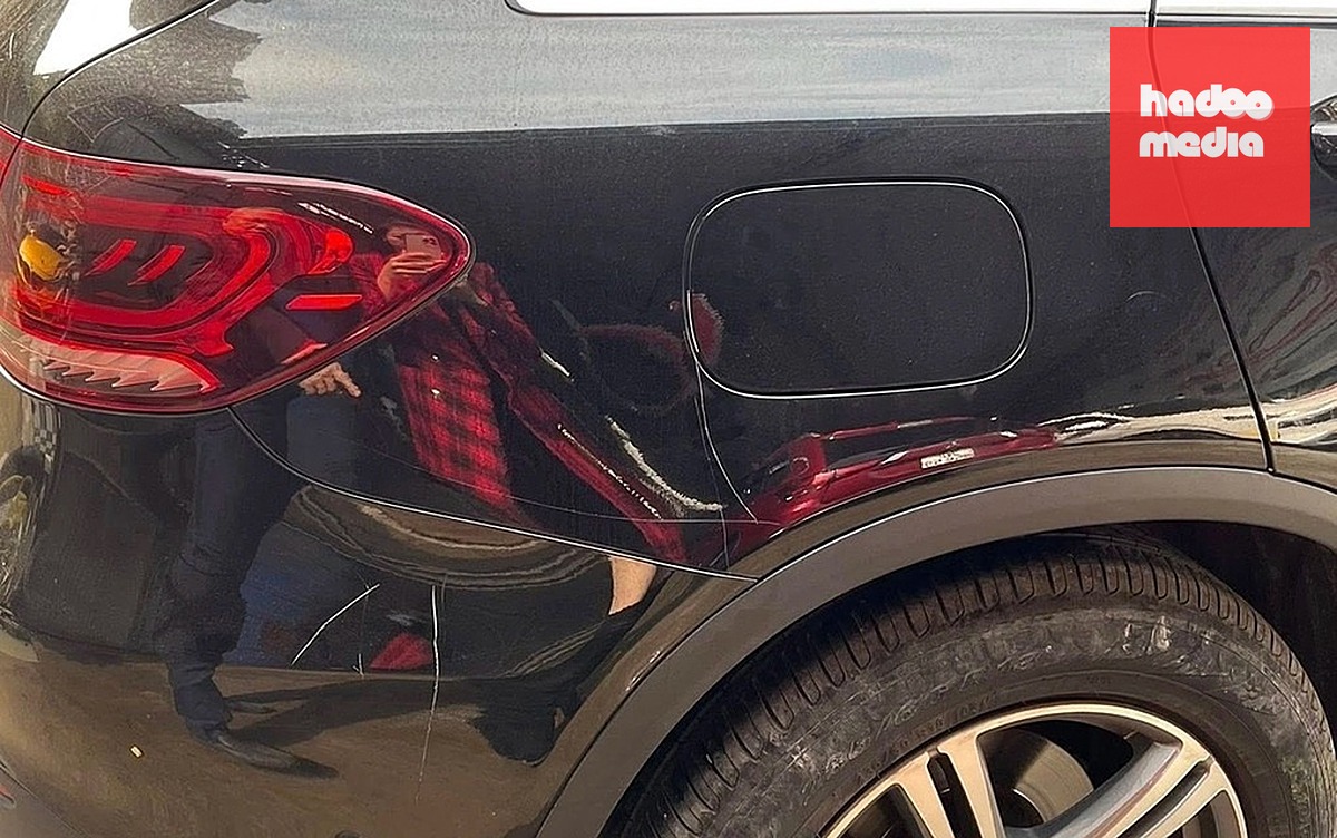 Bên ngoài xe Mercedes GLC 200 bị cào xước nhiều vết. Ảnh: Nạn nhân cung cấp