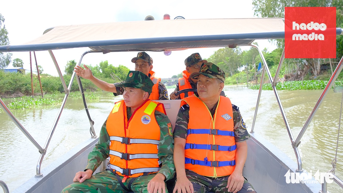 Tổ tuần tra của lực lượng hải quan và bộ đội biên phòng tại khu vực đường sông cửa khẩu quốc tế Dinh Bà - Ảnh: ĐẶNG TUYẾT