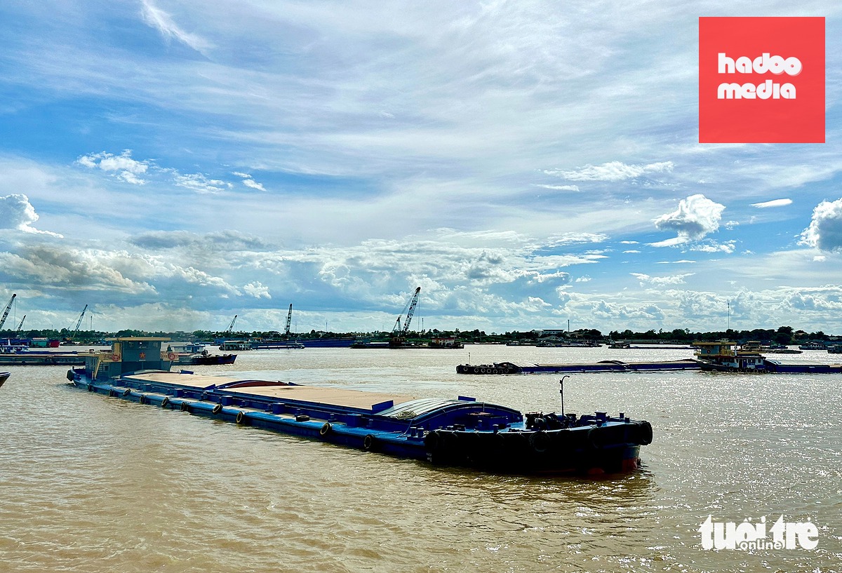 Ghe cát neo đậu chờ làm thủ tục thông quan tại cửa khẩu quốc tế Thường Phước - Ảnh: ĐẶNG TUYẾT