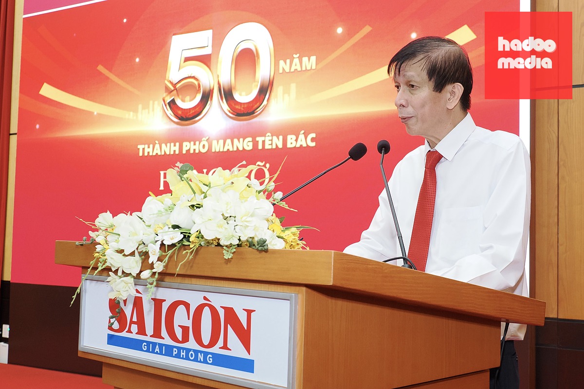 Ông Nguyễn Khắc Văn - Phó tổng giám đốc Cơ quan Báo và Phát thanh, Truyền hình TP.HCM, Tổng biên tập báo Sài Gòn Giải Phóng - phát biểu khai mạc buổi lễ - Ảnh: HOÀNG HÙNG
