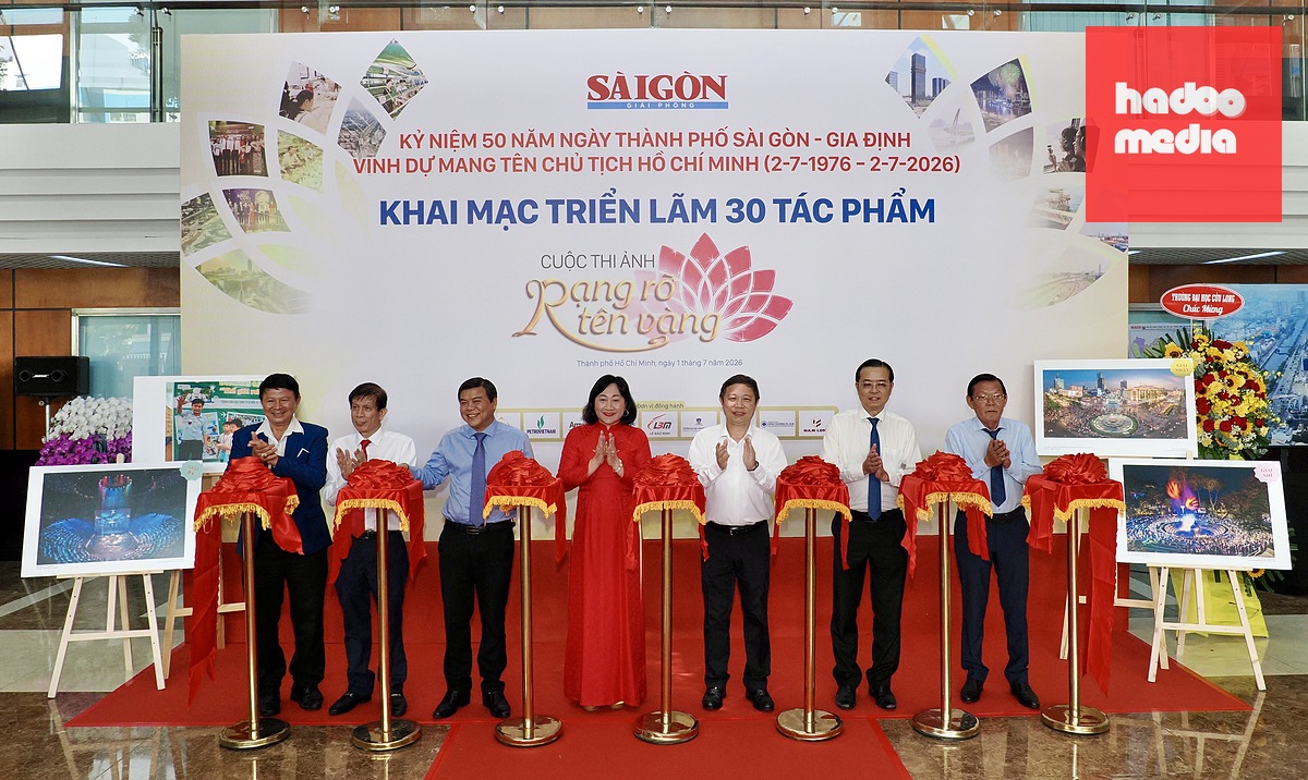 Ban tổ chức cắt băng khánh thành triển lãm ảnh "Rực rỡ tên vàng" - Ảnh: HOÀNG HÙNG