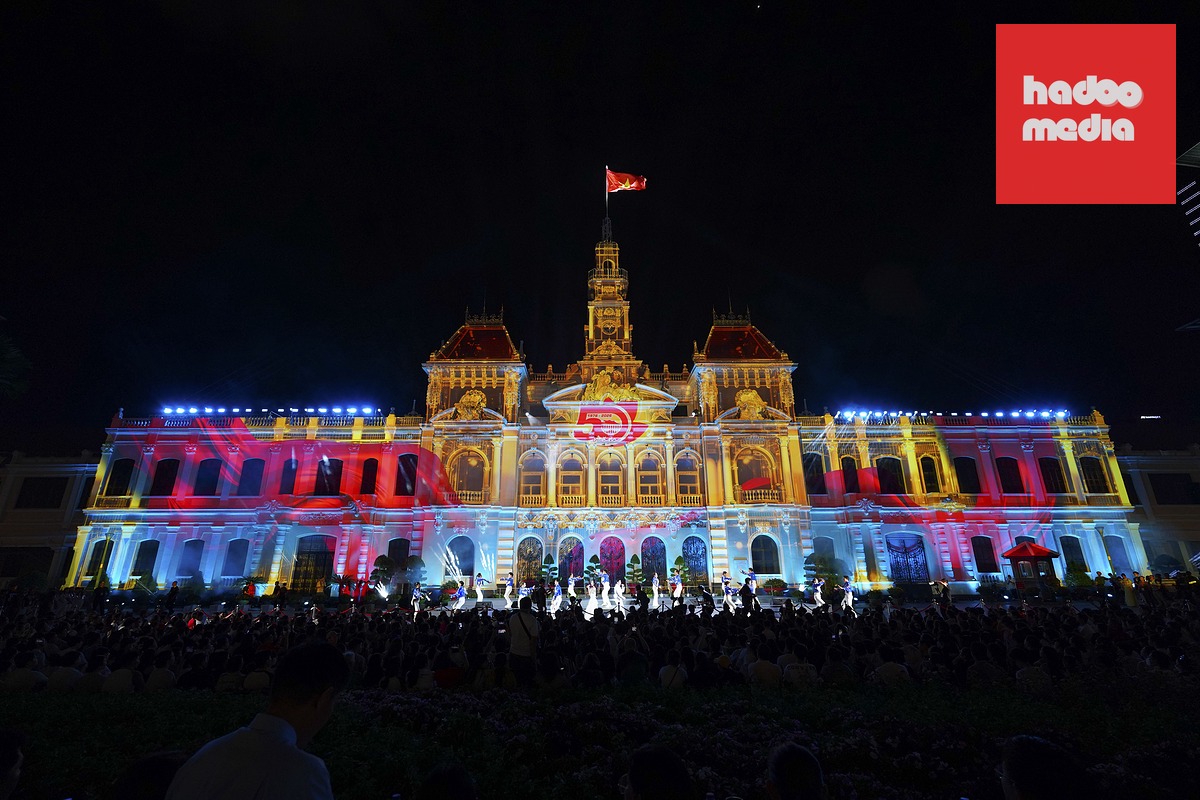 Phía trước UBND TP.HCM bừng sáng với công nghệ 3D mapping hiện đại - Ảnh: HỮU DUY