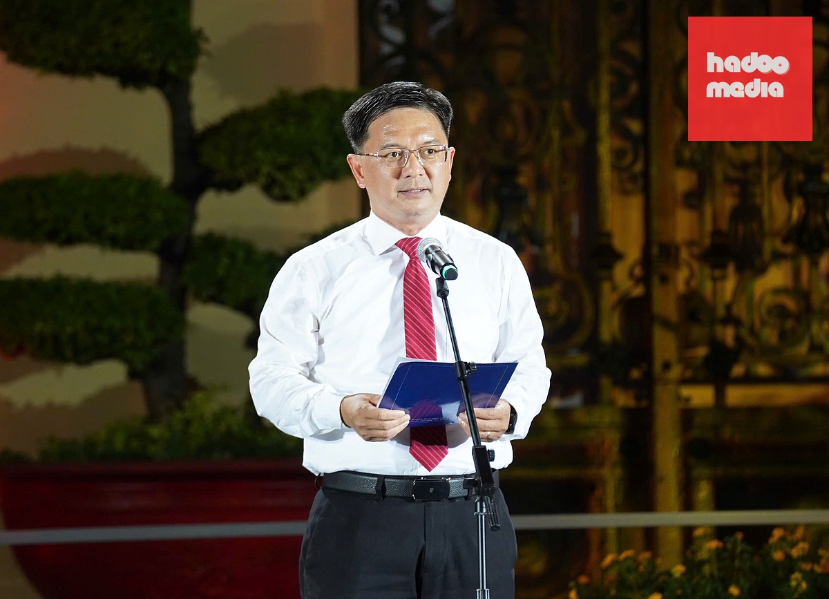 Ông Nguyễn Mạnh Cường, Ủy viên dự khuyết Trung ương Đảng, Phó chủ tịch UBND TP.HCM, phát biểu khai mạc chương trình biểu diễn nghệ thuật và trình chiếu 3D mapping kỷ niệm 50 năm Ngày thành phố Sài Gòn - Gia Định vinh dự mang tên Chủ tịch Hồ Chí Minh. Ông Nguyễn Mạnh Cường nhấn mạnh thông qua chương trình, TP.HCM mong muốn gửi tới nhân dân, bạn bè trong nước và du khách quốc tế thông điệp về một thành phố mang tên Bác luôn nghĩa tình, năng động, sáng tạo, hội nhập và phát triển bền vững; một thành phố trân trọng quá khứ, vững bước trong hiện tại và tự tin hướng tới tương lai - Ảnh: THUẬN VĂN