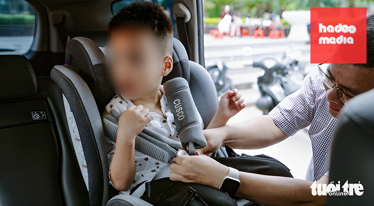 Lắp thiết bị an toàn cho trẻ trên ô tô - Ảnh: K.T.