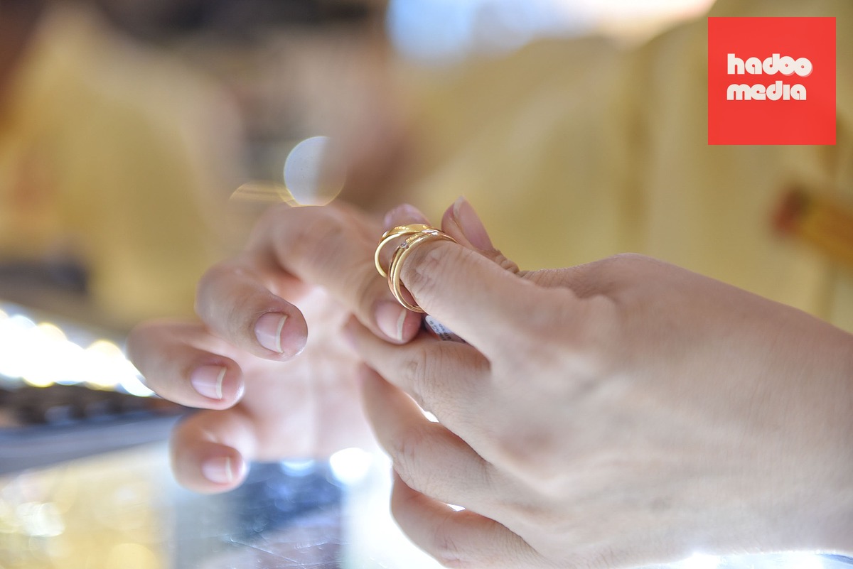 So với giá vàng thế giới quy đổi, giá vàng trong nước đang cao hơn 18,45 triệu đồng/lượng - Ảnh: N.P