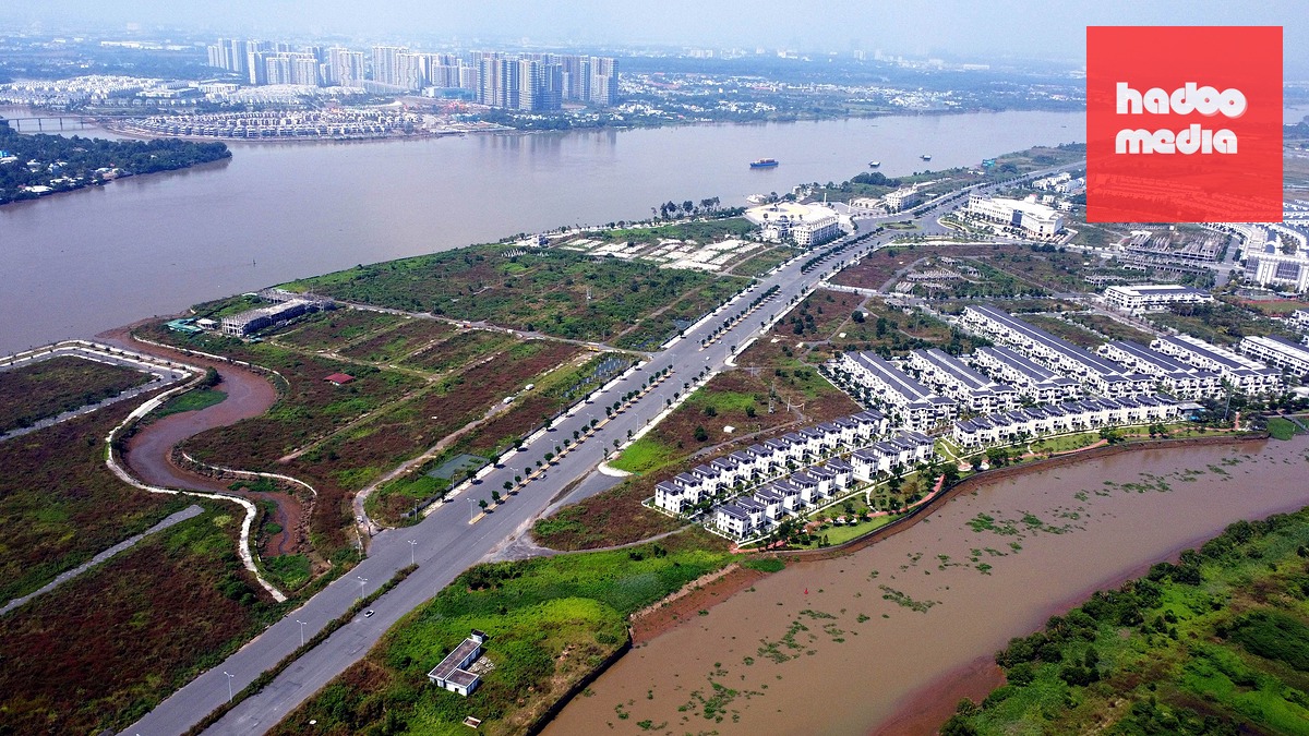 Đoạn 2 tuyến đại lộ Nguyễn Hữu Cảnh chạy dọc sông Đồng Nai, xuyên qua các khu đô thị hiện đại đang dần hình thành - Ảnh: A LỘC
