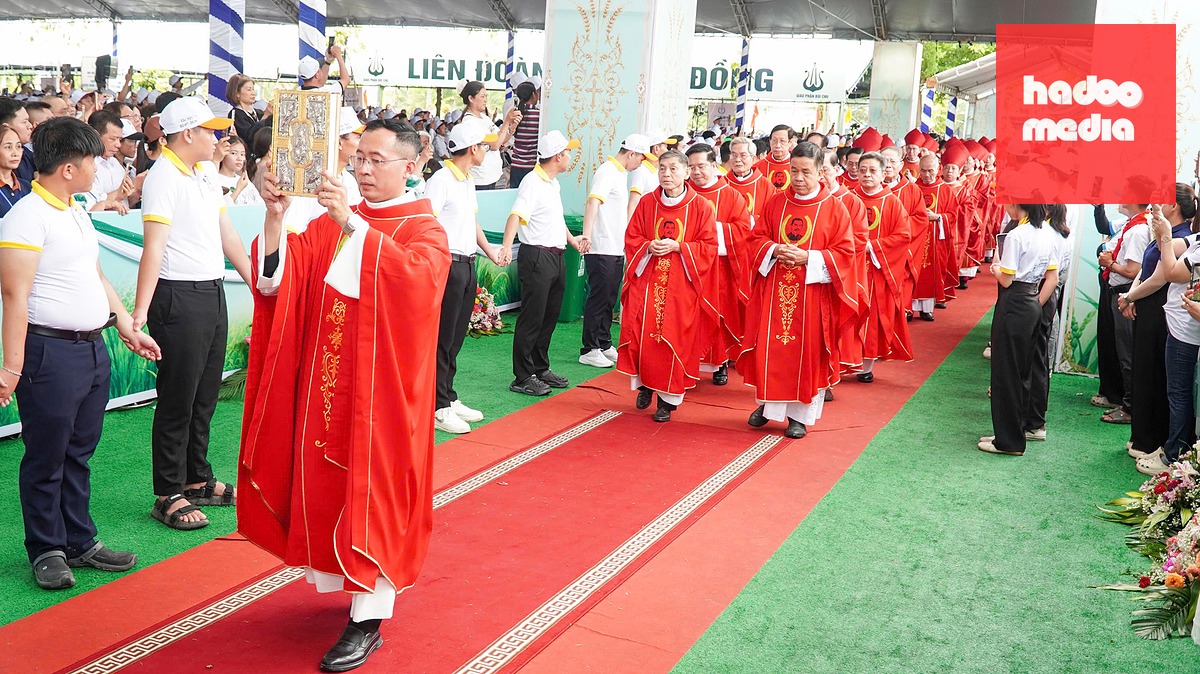 Nghi thức rước Thánh giá trong phần nghi thức đầu lễ - Ảnh: THANH HUYỀN