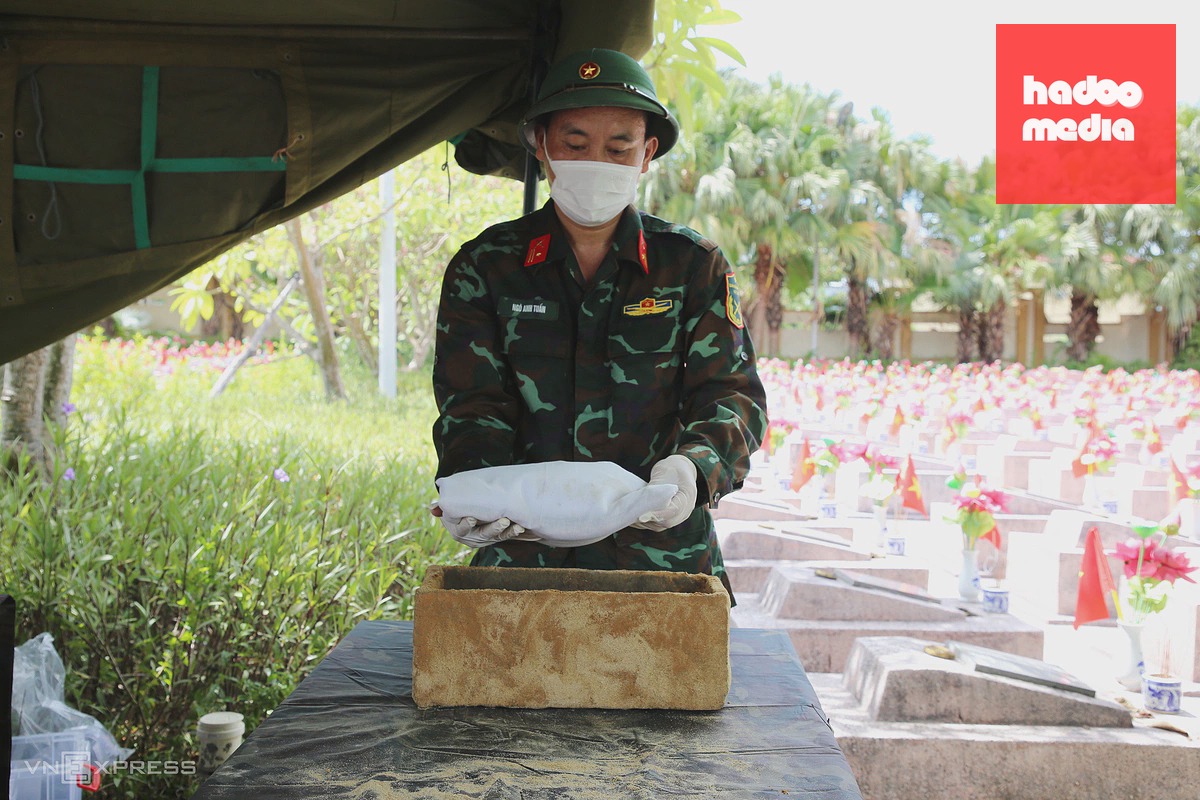 Lấy mẫu ADN để xác định danh tính liệt sĩ tại nghĩa trang Ba Dốc
