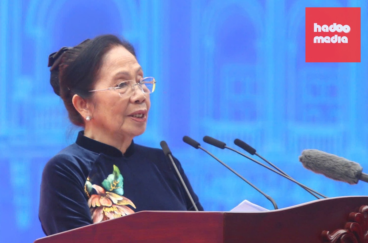 đại diện công dân TP.HCM, Bác sĩ Nguyễn Thị Ngọc Phượng chia sẻ tại chương trình lễ kỷ niệm 50 năm Thành phố Sài Gòn - Gia Định vinh dự mang tên Chủ tịch Hồ Chí Minh - Ảnh: Sở Văn hoá và Thể thao TP.HCM