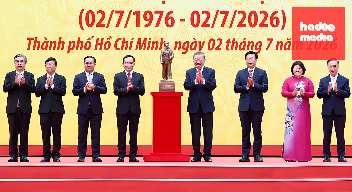 Tổng Bí thư, Chủ tịch nước Tô Lâm thay mặt lãnh đạo Đảng, Nhà nước trao tặng TP.HCM tượng Chủ tịch Hồ Chí Minh - Ảnh: TTXVN