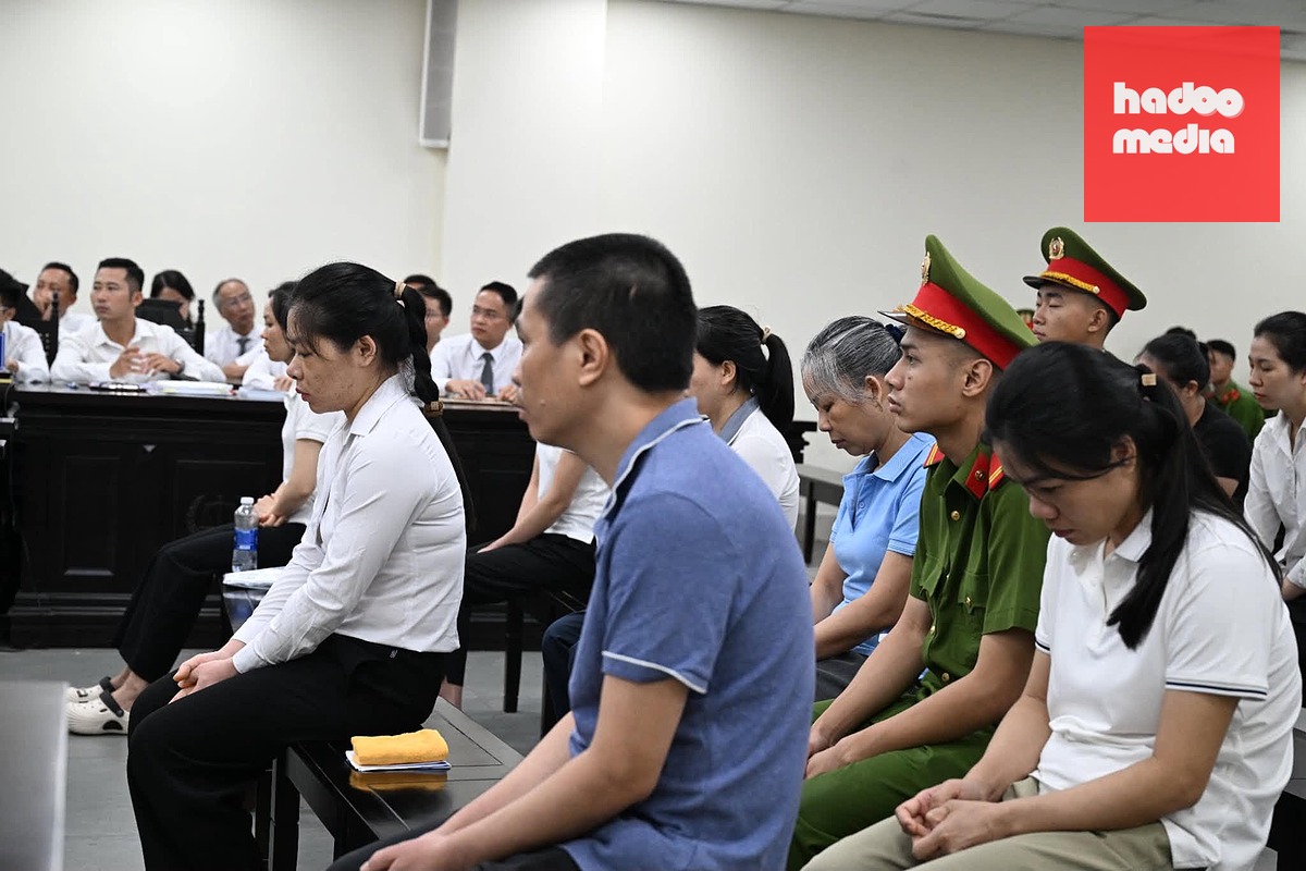 Các bị cáo tại phiên tòa ngày 2-7 - Ảnh: GIANG LONG