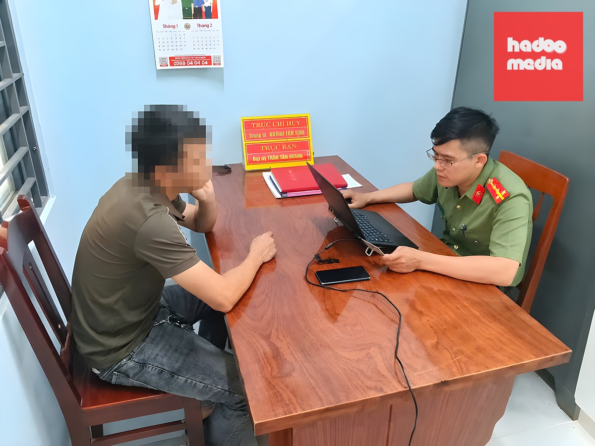 Công an Quảng Ngãi mời làm việc với một người tương tác, chia sẻ thông tin có nội dung bịa đặt, xuyên tạc… được đăng tải trên hệ thống trang, kênh, nhóm của Lê Trung Khoa - Ảnh: TIẾN QUÂN