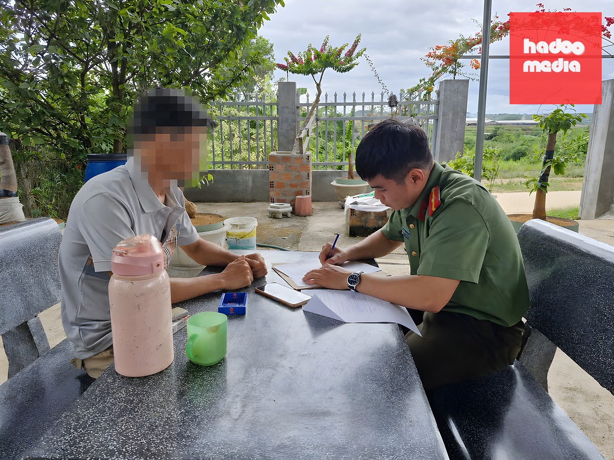 Không chỉ mời làm việc, công an còn đến tận nhà làm việc, tuyên truyền để người dân hiểu, thông tin Lê Trung Khoa đăng là bịa đặt, xuyên tạc - Ảnh: TIẾN QUÂN