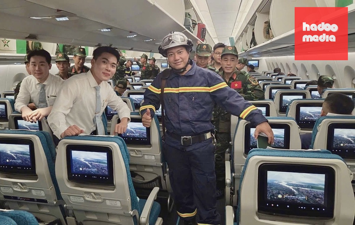 Các tiếp viên và lực lượng cứu hộ trên máy bay. Ảnh: VNA