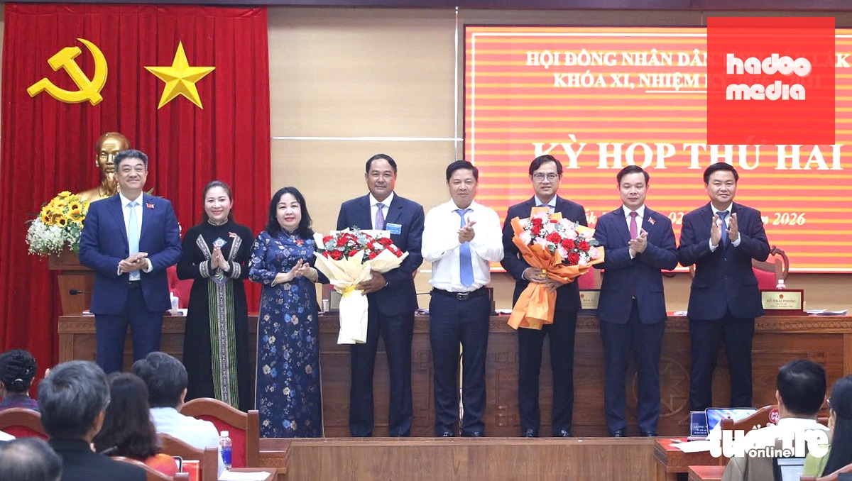 Lãnh đạo tỉnh Đắk Lắk tặng hoa chúc mừng ông Y Nhuân Byă (thứ 4 từ trái sang) và ông Hồ Quang Đệ (thứ 3 từ phải sang) - Ảnh: TRUNG TÂN