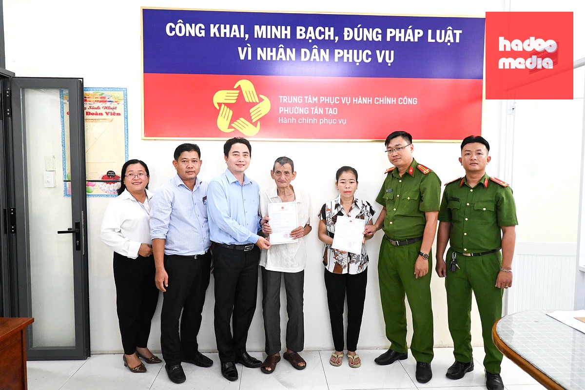 UBND phường Tân Tạo tổ chức trao giấy khai sinh cho ông Hoàng Huynh (80 tuổi) và bà Phạm Thị Nga (52 tuổi), hai trường hợp thuộc diện nhân khẩu đặc thù tại phường Tân Tạo - Ảnh: L.A.