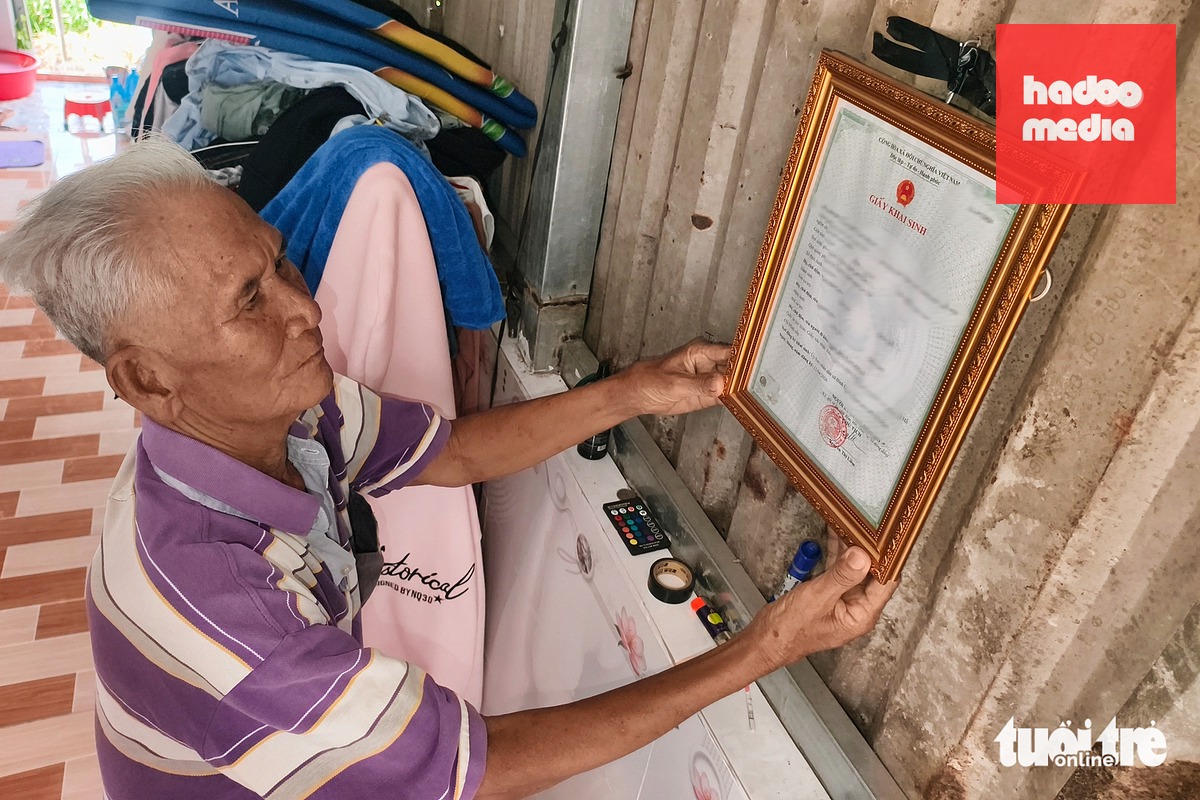 Giấy khai sinh do lãnh đạo UBND xã Bình Lợi trao đã được đóng khung sẵn. Ông Hồ Tấn Phát sau đó mang về treo trong nhà - Ảnh: NGỌC KHẢI