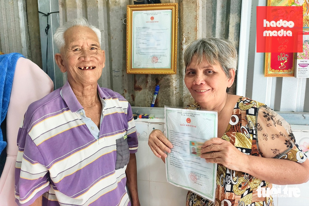 Ông Hồ Tấn Phát và vợ  là bà Trần Thị Bích Thủy cho biết rất vui khi được cơ quan công an và UBND xã Bình Lợi hỗ trợ cấp giấy khai sinh, thẻ căn cước - Ảnh: NGỌC KHẢI