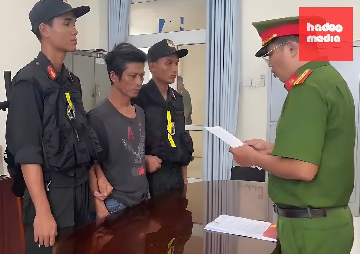 Cơ quan công an thi hành quyết định đối với Đặng Văn Dùng - Ảnh: CACC