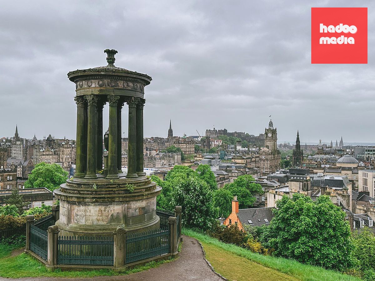 Calton Hill nabízí výhled na samotný střed města. Na snímku je vidět v dáli Edinburský hrad, věž hotelu Balmoral a těsně vedle černý památník básníka Waltera Scotta.