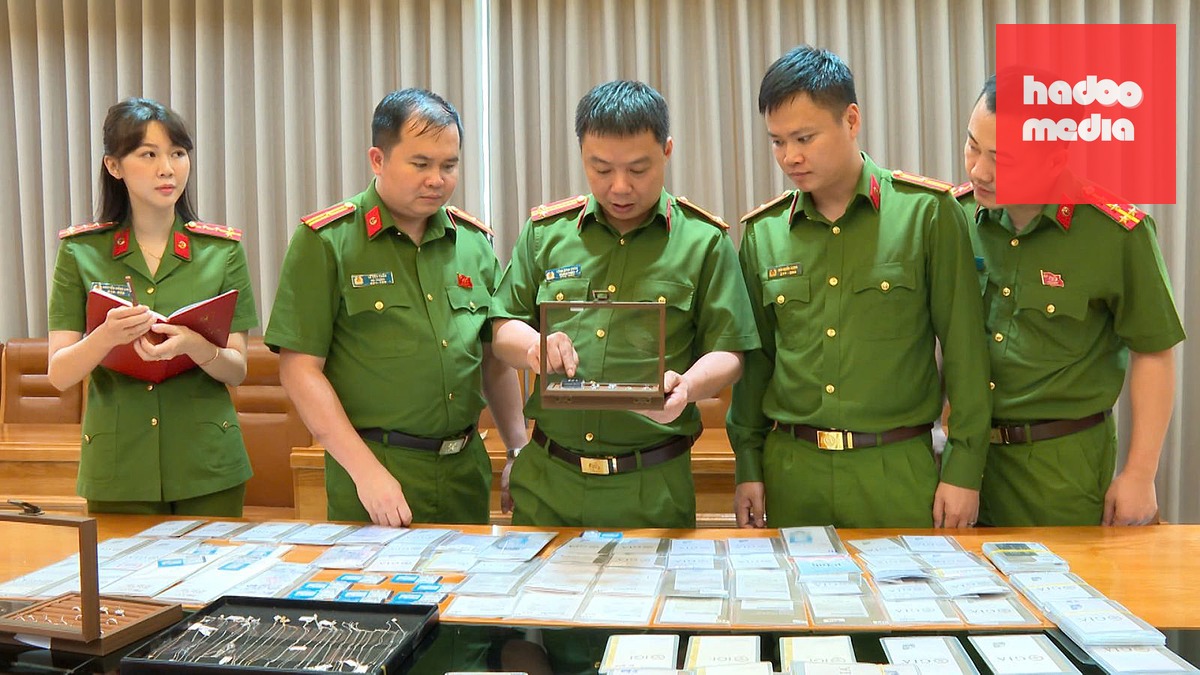Công an kiểm tra tang vật vụ án - Ảnh: Công an tỉnh Thanh Hóa cung cấp