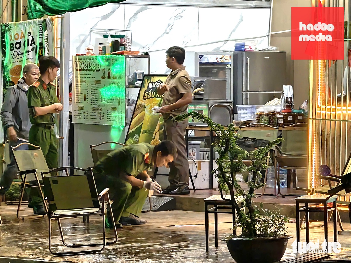Công an khám nghiệm hiện trường vụ nổ súng - Ảnh: TÂM AN