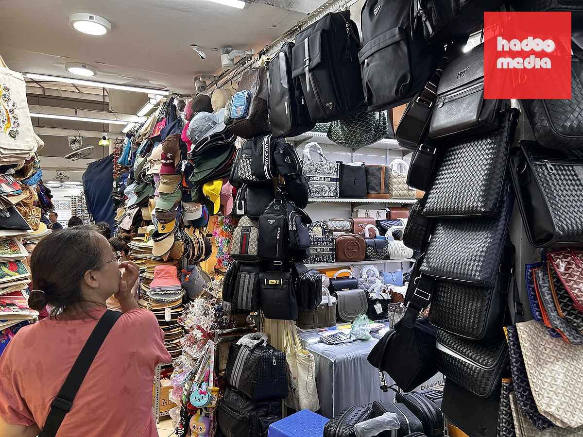 Thời trang là nhóm có tỉ lệ người tiêu dùng Việt cho biết họ mua/mua phải hàng giả cao nhất - Ảnh: T.T.D.